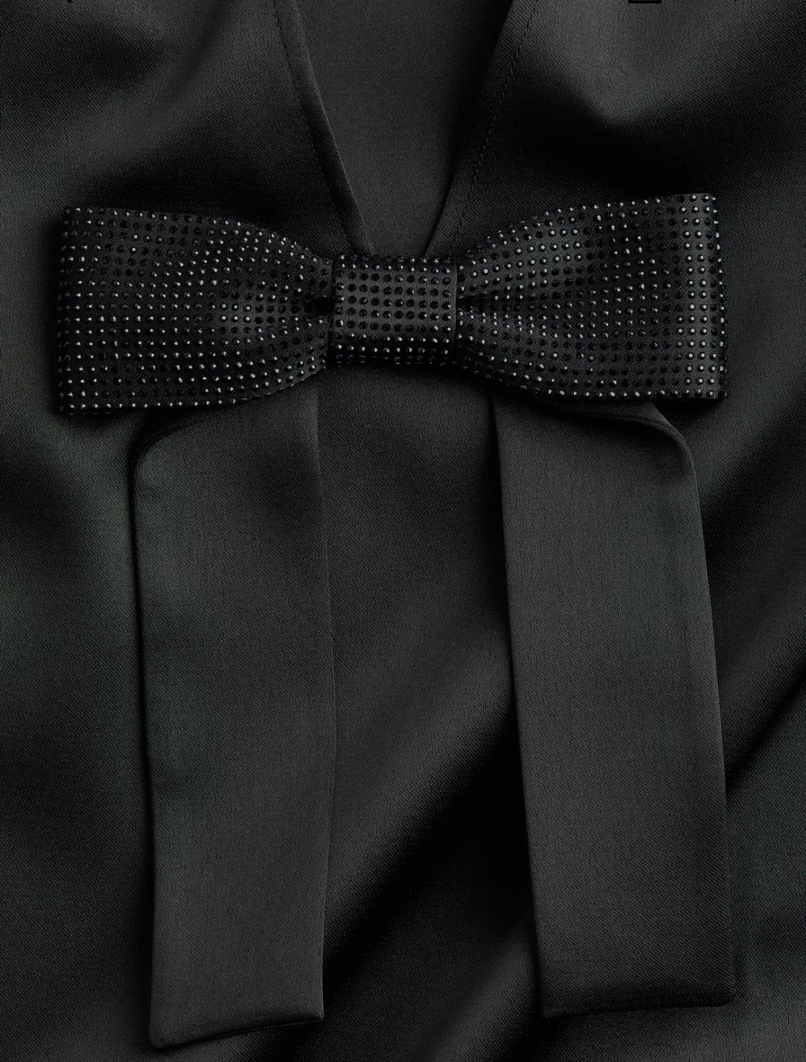 Noir Élégance Back-Bow Shift